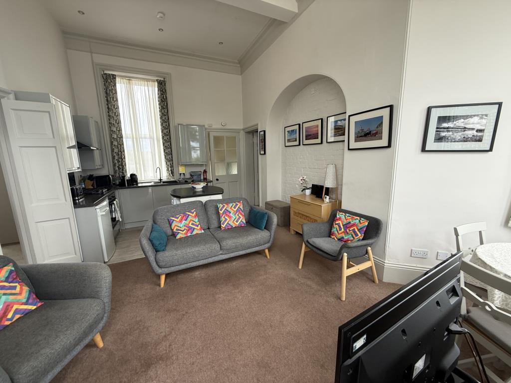 Lot: 65 - GROUND FLOOR TWO-BEDROOM FLAT CLOSE TO SEA - Open plan kitchen/living room